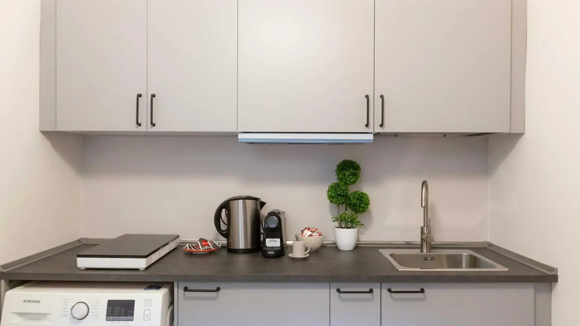Renovated 2-Bdr Flat Statuto - Zen 51 Apartment Rome Italy